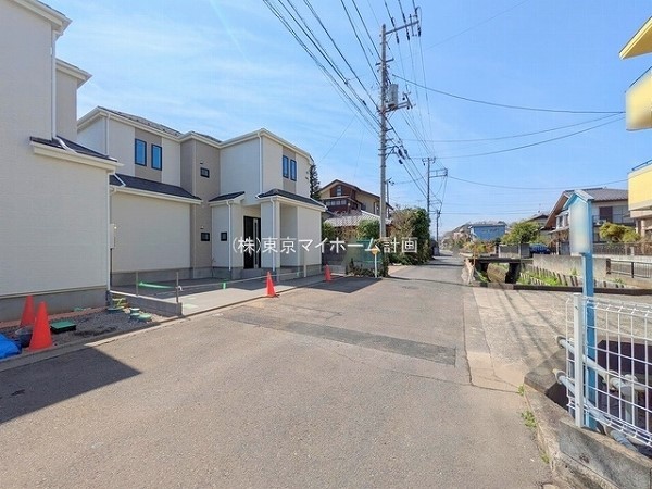 外観:前面道路含む現地外観写真