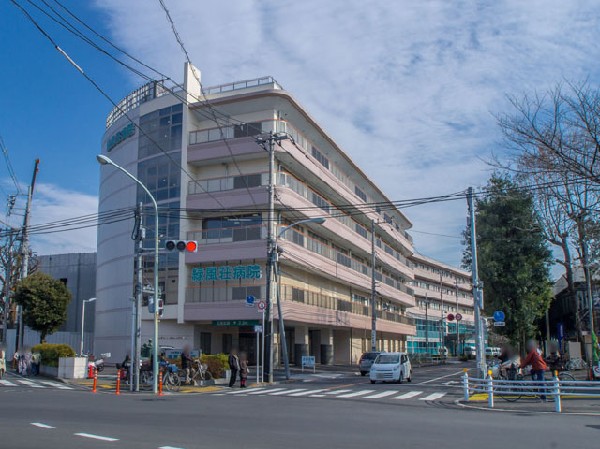 周辺環境:緑風荘病院(武蔵野の緑林が住宅地へと変貌してゆくのに伴い、当地域の住民の方の要望に即応し、総合病院へと発展・定着しました。現在は高齢化社会への対応として、介護老人保健施設を併設、リハビリをとおして、自立・家庭復帰・さらには豊かな社会復帰をサポートしています。)