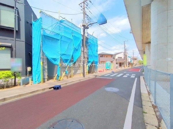 外観:前面道路含む現地外観写真（建築中）