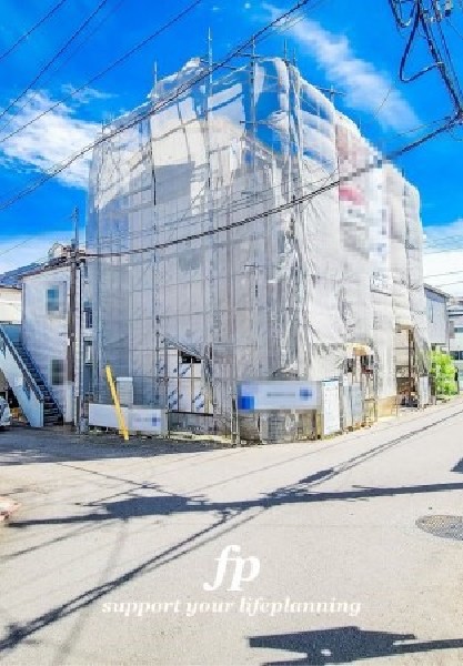 外観:前面道路含む現地外観写真（建築中）