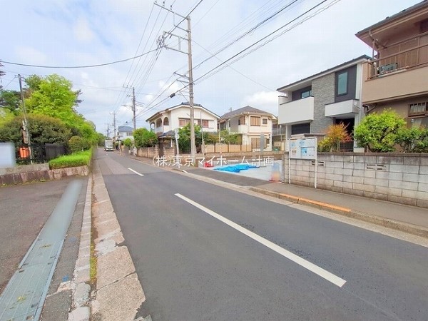 外観:前面道路含む現地外観写真