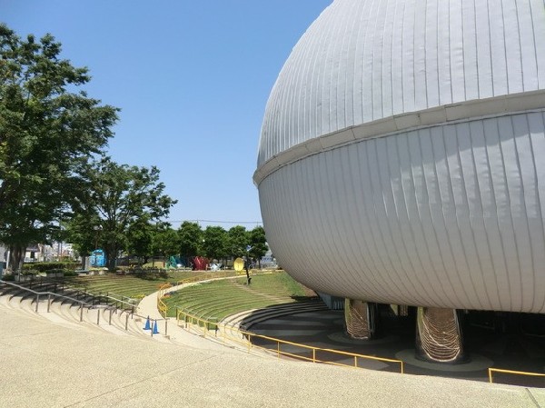 周辺環境:多摩六都科学館(近隣5市で運営されている世界一に認定されたプラネタリウムと、観察・実験・工作が楽しめる体験型ミュージアムです。)