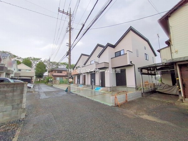 外観:前面道路含む現地外観写真