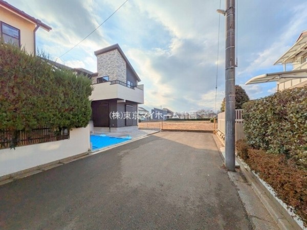 外観:前面道路含む現地外観写真