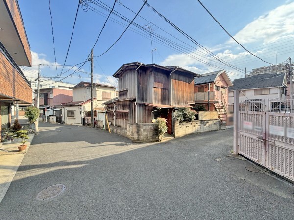 外観:前面道路含む現地土地写真(現況:古家有)