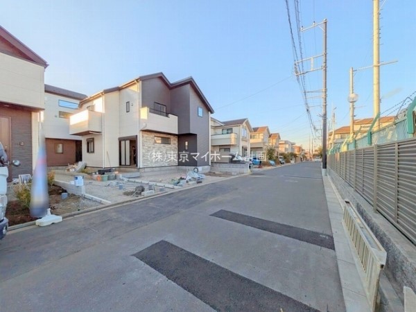 外観:前面道路含む現地外観写真