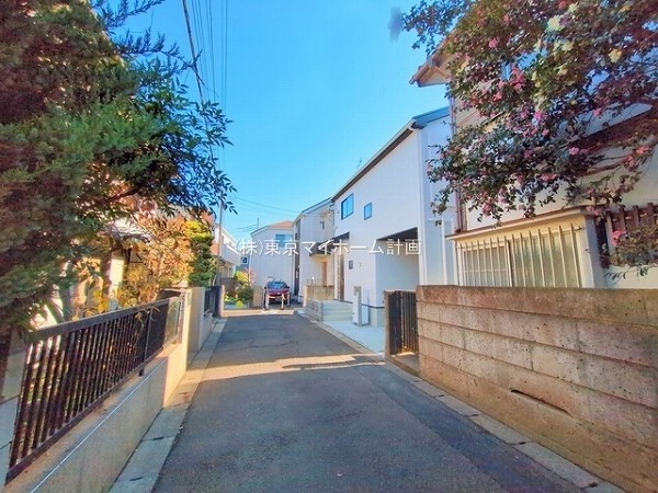 外観:前面道路含む現地外観写真