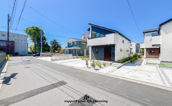 外観:前面道路含む現地外観写真