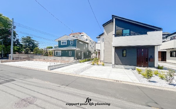 外観:前面道路含む現地外観写真