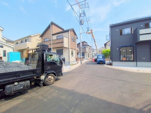 外観:前面道路含む現地外観写真