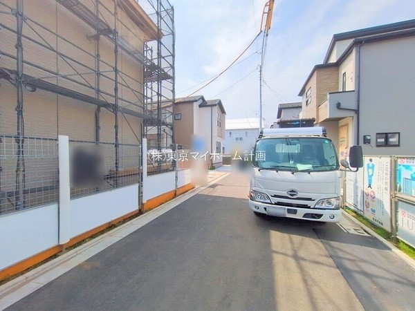 外観:前面道路含む現地外観写真