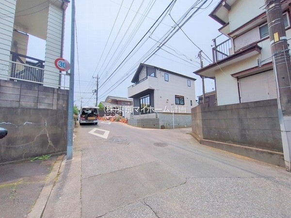 外観:前面道路含む現地外観写真