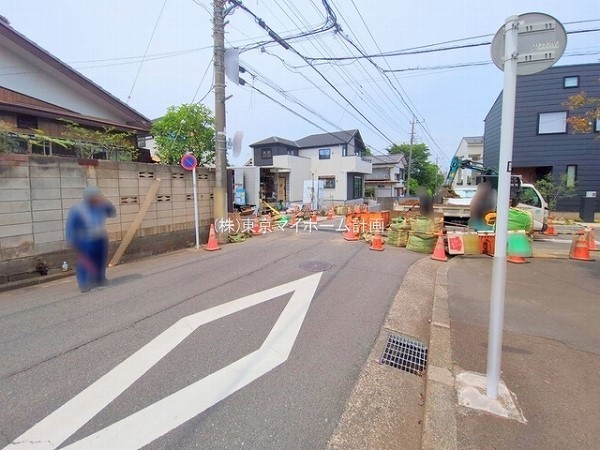外観:前面道路含む現地外観写真（建築中）