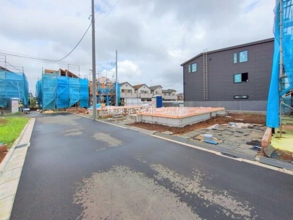 外観:前面道路含む現地外観写真(建築中)
