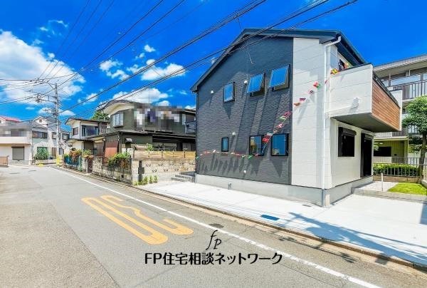 外観:前面道路含む現地外観写真