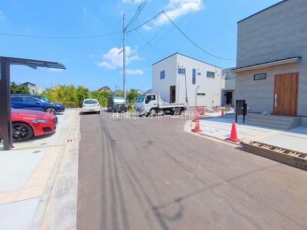 外観:前面道路含む現地外観写真