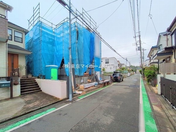 外観:前面道路含む現地外観写真（建築中）