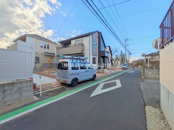 外観:前面道路含む現地外観写真