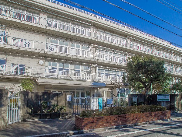 周辺環境:西東京市立保谷第二小学校(学校の周囲には千川上水があり、その周囲の緑では何種類もの鳥たちが羽を休める光景を見ることができます。)