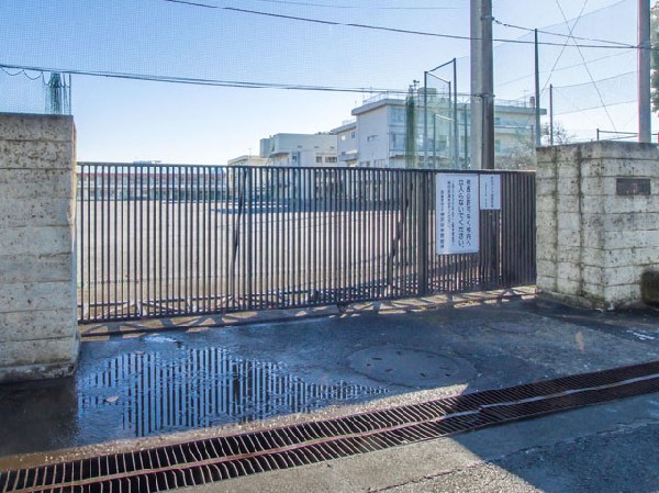周辺環境:西東京市立柳沢中学校(いろいろなモデル校になることが多く、平成11年には文部省SC活用調査研究委託校となり、各方面から注目を集めた中学校です。)