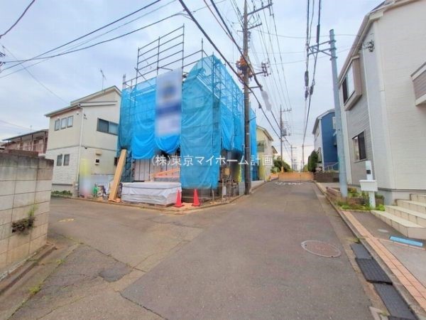 外観:前面道路含む現地外観写真（建築中）