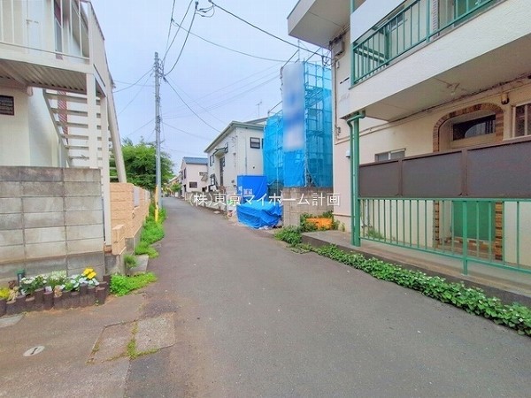 外観:前面道路含む現地外観写真