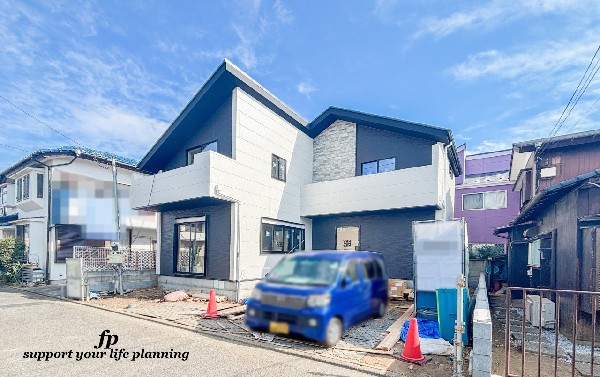 外観:前面道路含む現地外観写真