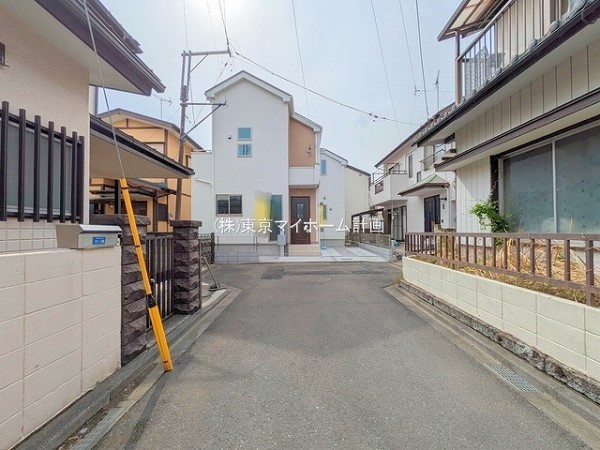 外観:前面道路含む現地外観写真