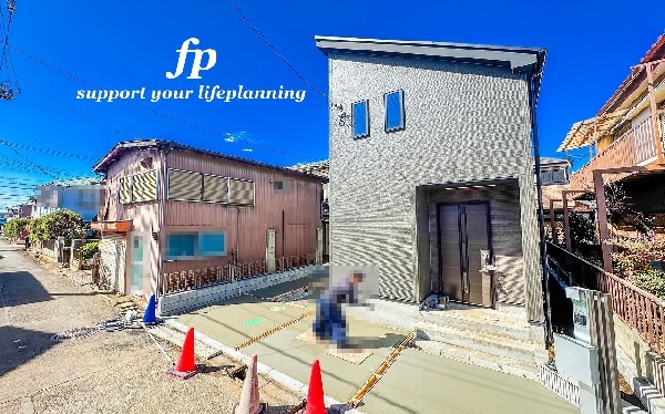 外観:前面道路含む現地外観写真
