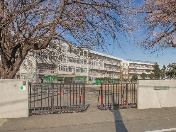 周辺環境:東久留米市立南中学校(落ち着いた環境の中、学力向上に向けて授業改善などの取り組みを積極的に進めており、部活動や生徒会活動もさかんです。)
