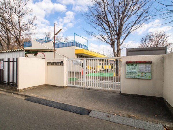 周辺環境:西東京市立けやき保育園(児童館、学童、小学校に囲まれています。地域の小学校や老人ホームとの交流もあります。保育園の裏側は自然公園があり、自然に恵まれた環境の中、畑つくりしたり、広い園庭で元気に遊びます。 )