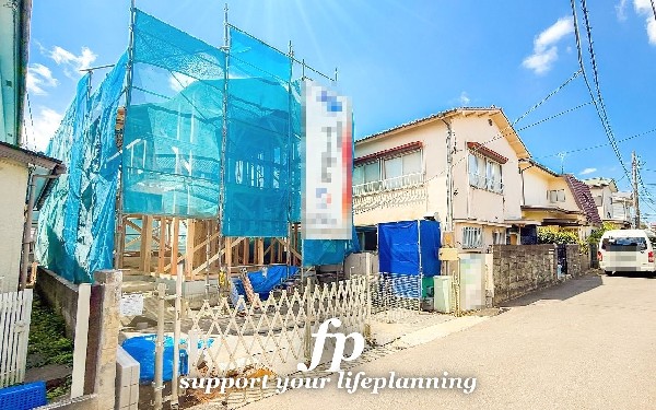 外観:前面道路含む現地外観写真（建築中）