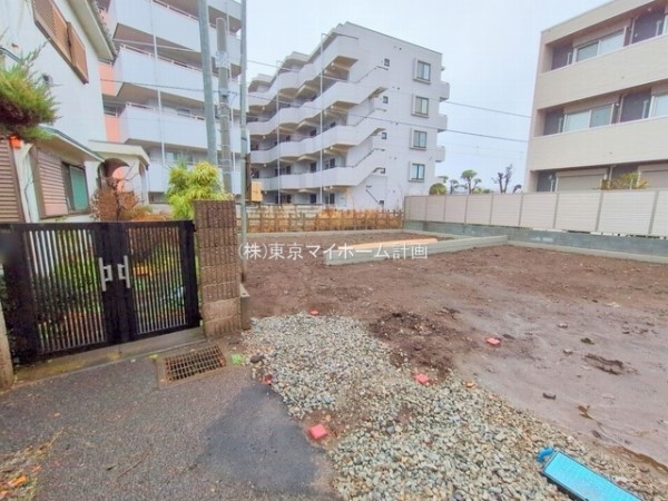 外観:前面道路含む現地土地写真