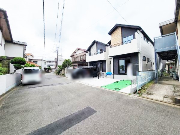 外観:前面道路含む現地外観写真