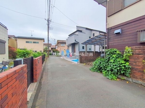 外観:前面道路含む現地外観写真