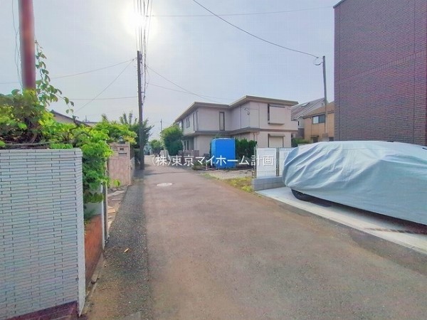 外観:前面道路含む現地外観写真（建築中）