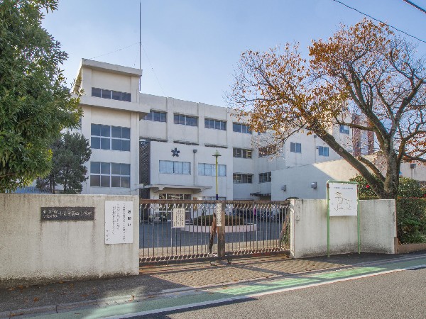 周辺環境:小金井市立小金井第四小学校(教育目標　つよく(心も体もたくましい子)　かしこく(よく考え実行する子)　あたたかく(思いやりのある子)　)