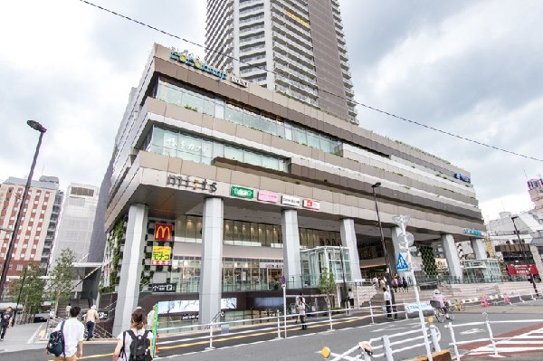 周辺環境:ミーツ国分寺(2018年4月、JR中央線「国分寺駅」北口にオープン。いつもの暮らしの中にゆとりと潤いを提案する地域の誇りとなる、ちょっと上質なショッピングセンターです。)