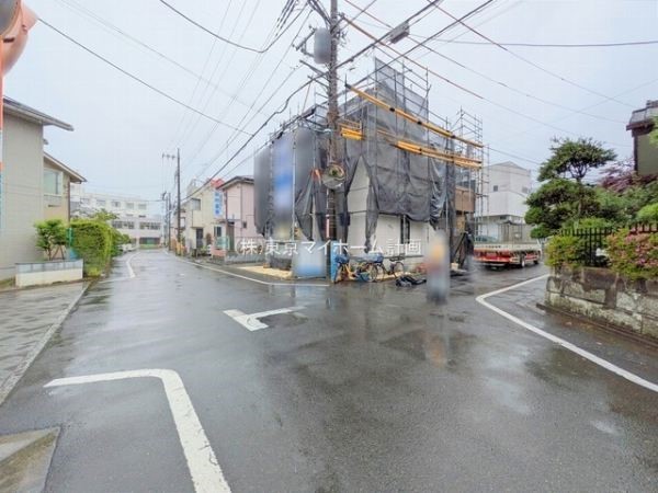 外観:前面道路含む現地外観写真(建築中)