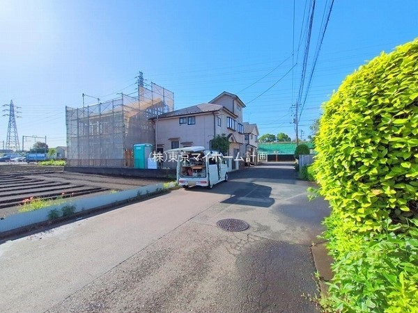 外観:前面道路含む現地外観写真（建築中）