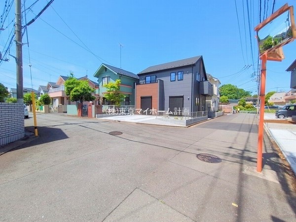 外観:前面道路含む現地外観写真