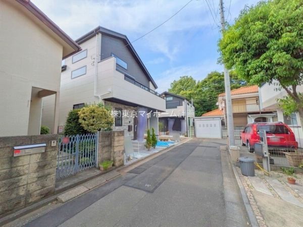 外観:前面道路含む現地外観写真