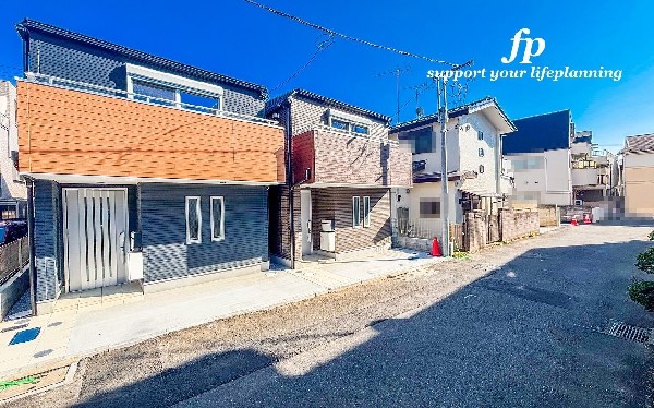 外観:前面道路含む現地外観写真
