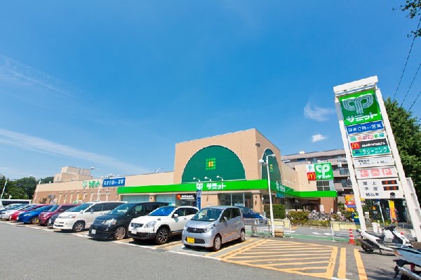 周辺環境:サミット府中若松店(営業時間は9時～0時となっており、駐車場も90台分完備している大型店舗です。)