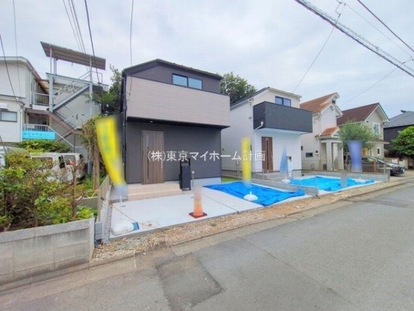外観:前面道路含む現地外観写真