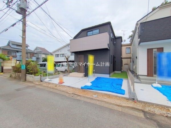 外観:前面道路含む現地外観写真