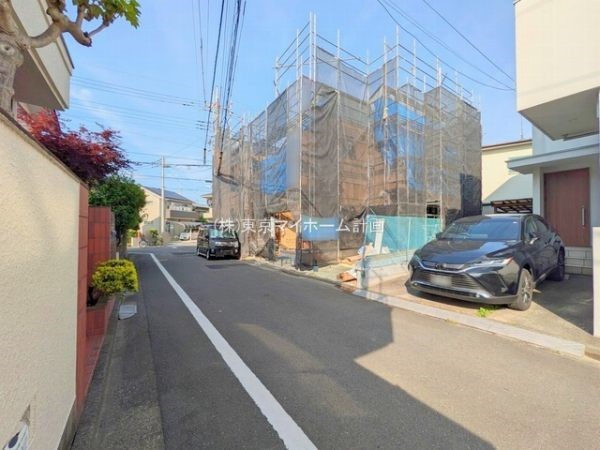 外観:前面道路含む現地外観写真（建築中）