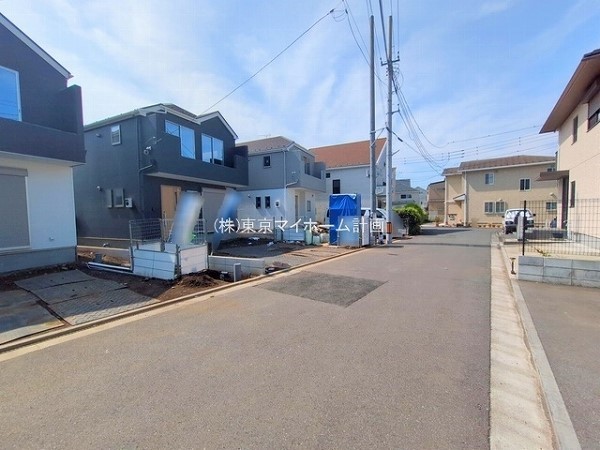 外観:前面道路含む現地外観写真