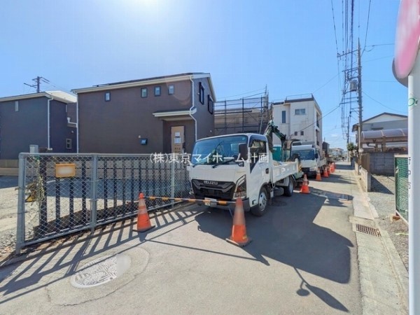 外観:前面道路含む現地外観写真