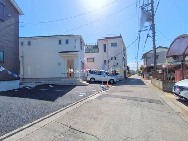 外観:前面道路含む現地外観写真